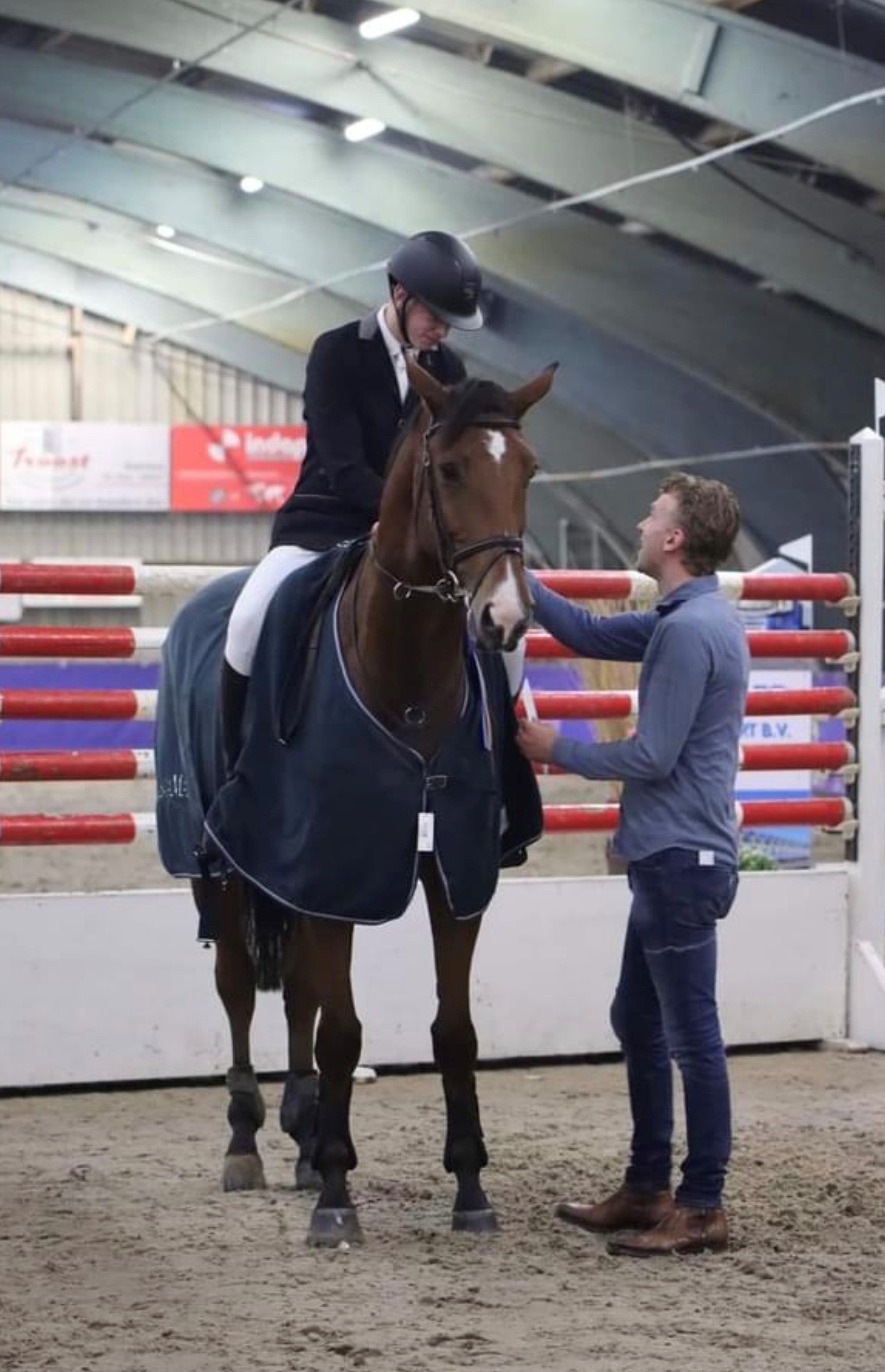 Stal Hokse timmert aan de weg met jonge paarden van de HBC Stal.